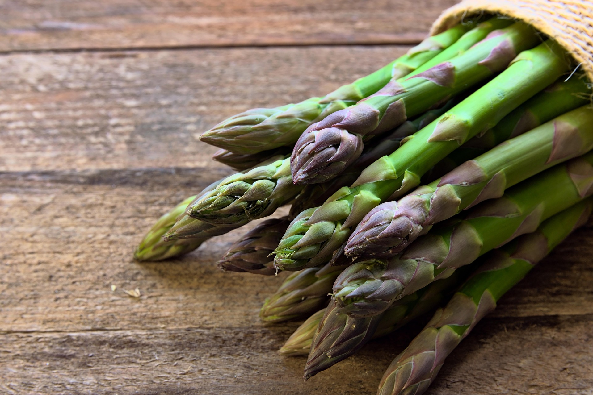 28366294 green asparagus 7984151 1920 (1)