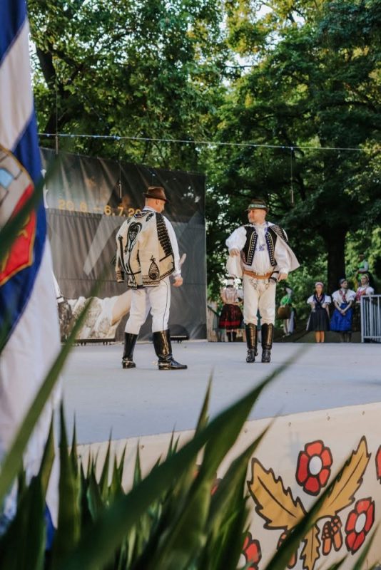 Sudionici u narodnim nošnjama na Đakovačkim vezovima