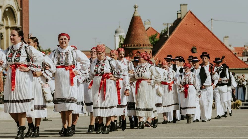 Sudionici u narodnim nošnjama na Đakovačkim vezovima
