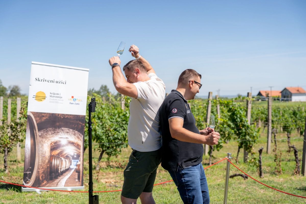 Posjetitelji na 7. Pjenušavom doručku u vinogradu u Iloku