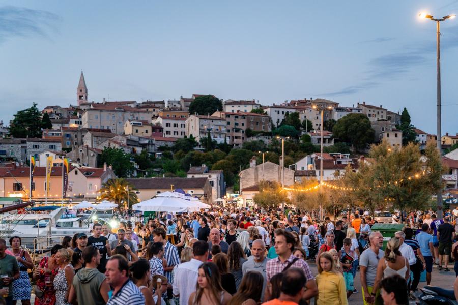 Ljudi na ribarskoj festi u Vrsaru